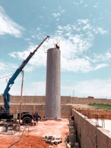 montagem de caixa d'água tubular na base